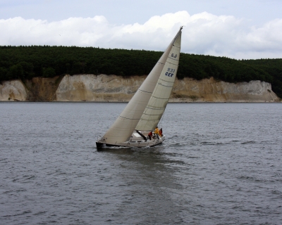 Segelboot vor der Kreideküste