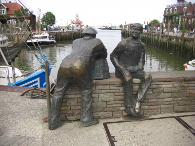 Zwei Fischer im Neuharlingersiel-Hafen