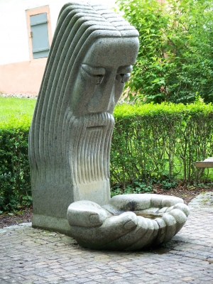 weinender Brunnen