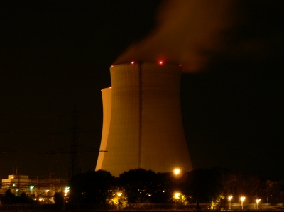Atomkraftwerk bei Nacht - Kühltürme