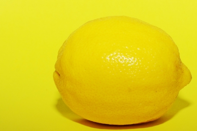 Zitrone auf gelb