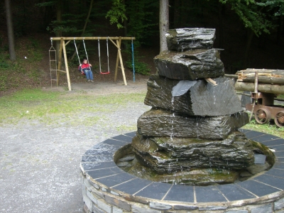 Schieferbrunnen vor dem Bergwerk 01