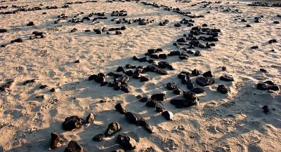 Sand , Steine und Spuren