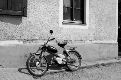 altes puch moped in s/w