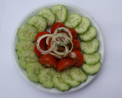 Tomaten mit Gurken und Zwiebelringen