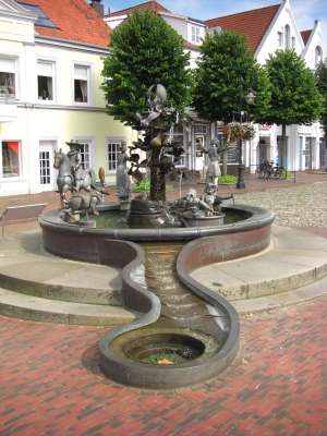 Der Sagenbrunnen...in Jever / 2
