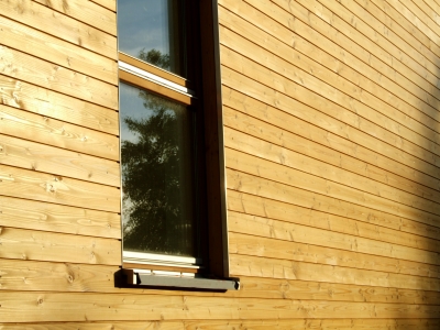 Holzfassade mit Fenster