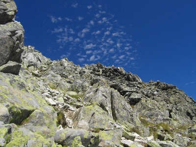 Schroffe Felsen und lustige Wolken