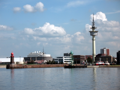 Bremerhaven Hafeneinfahrt mit Radarturm