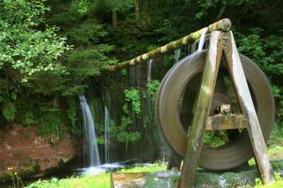Tonbach mit Wasserfall und Wasserrad