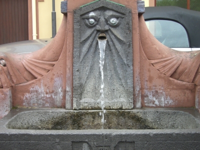 Wasserspeiender Brunnen