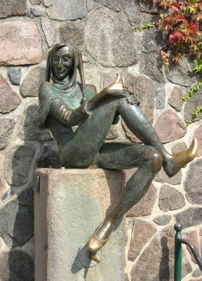Mölln: Brunnen mit Till Eulenspiegel Skulptur