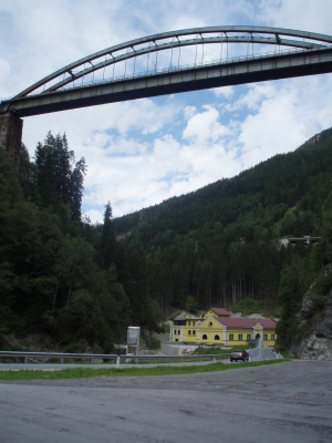 Brücke über Alpenschlucht