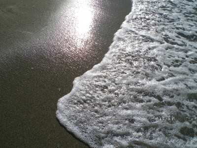 Glitzerndes Wasser mit Welle