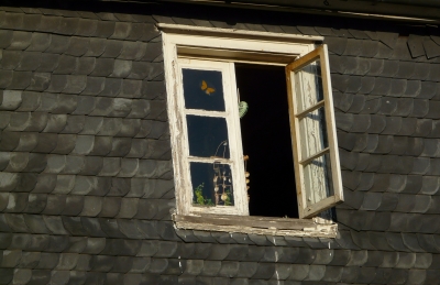 Das Altbaufenster im Schieferhaus im Abendlicht
