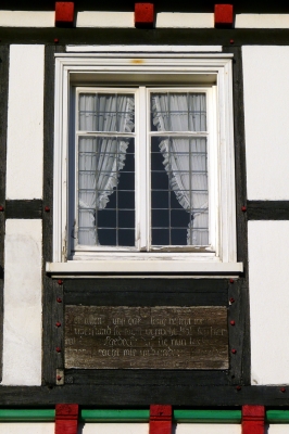 altes Bergisches Fachwerkhausfenster mit Spruchplatte