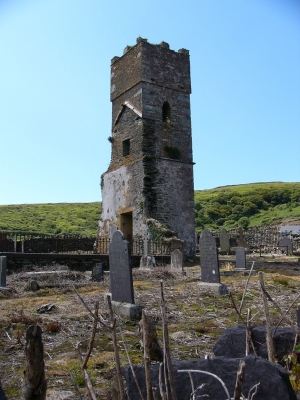 Ruine und Friedhof