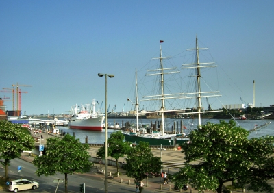 Hamburger Hafen mit Museumsschiff