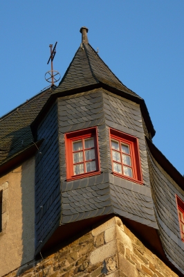 Altes Burgeckfenster im letzten Abendlicht