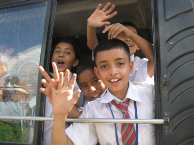 Schulkinder aus Schulbus