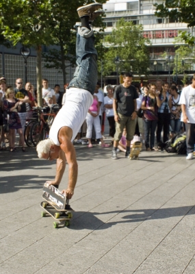Breakdancer mit Skateboard
