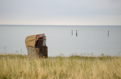 alter Strandkorb an der Ostsee