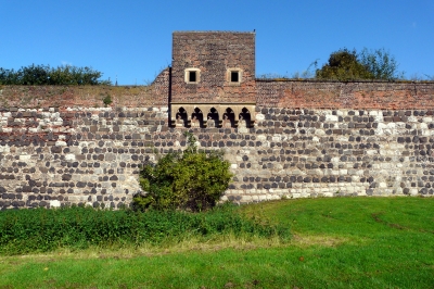 mittelalterliche Stadtmauer zu Zons am Rhein