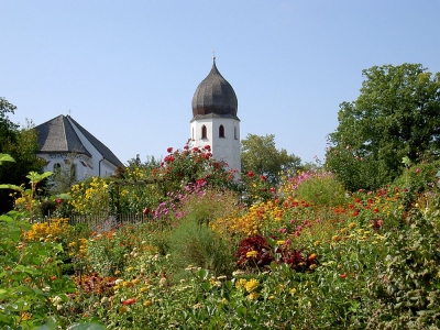 Kloster-Kirchturm auf der Fraueninsel im Chiemsee