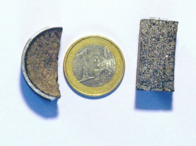 Was befindet sich um die Euro Münze herum ?
