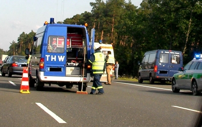 Unfall auf der A9 bei Nürnberg - THW, Krankenwagen und Polizei
