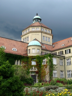 Haus vor dem dunklen Himmel