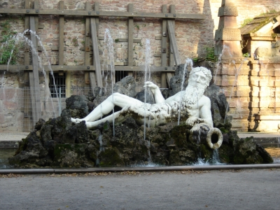 Springbrunnen im Garten Schloss Heidelberg