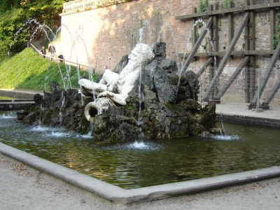Springbrunnen im Garten Schloss Heidelberg 2