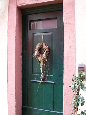 Grüne Tür an altem Haus