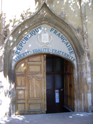 Kirchenportal in Aups, Provence 2008