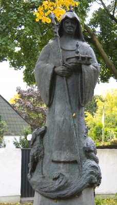 Hl. Walburga, Statue an der Propsteikirche, Werl