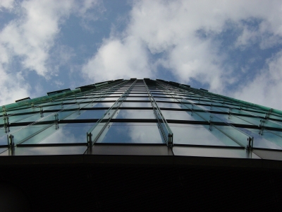 berlin Hochhaus von unten glasgebäude