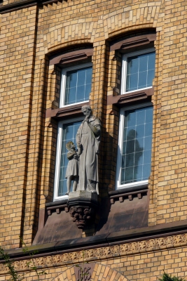 Die Heiligkeit am Fenster Anno 1895