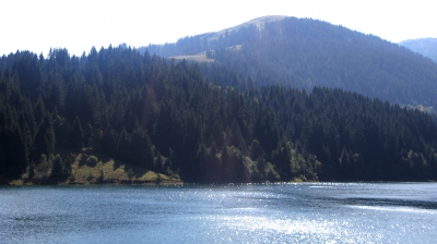 Naturschutzgebiet Hongrin - See im Gegenlicht