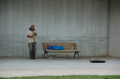Einsamer Straßenmusikant