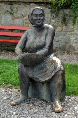 Bodensee 18 - Wasserburg - wartende Frau