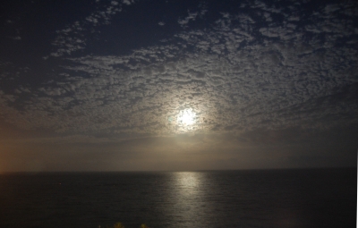 Schäfchenwolken bei Mondaufgang