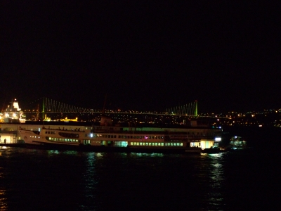 Bosporus Fähre bei Nacht