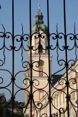 Kirche hinter Gittern