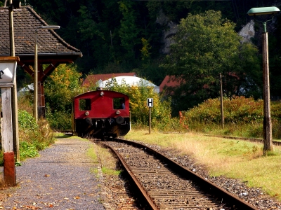 alte rote Diesellokomotive in Behringersmühle