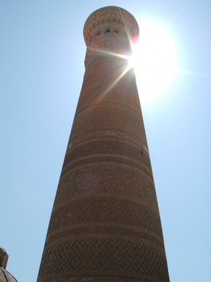 Minarett Kalon in Buchara mit Sonne