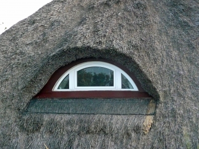Fenster im Reetdach