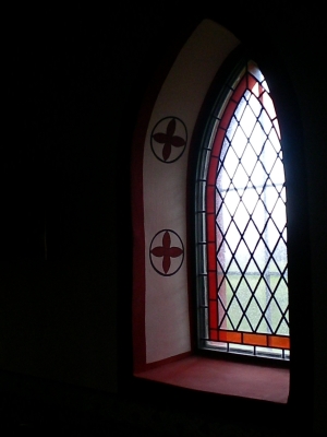 Buntes Glasfenster in der Kapelle