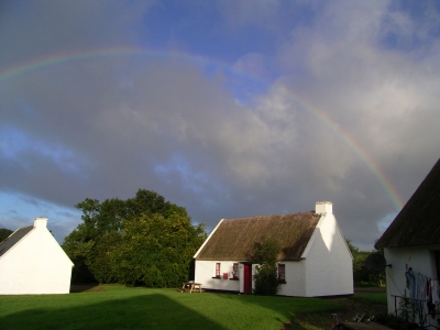 Regenbogen über den Cottages