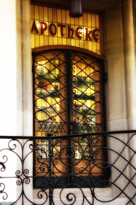 Glastür einer alten Apotheke in Werl